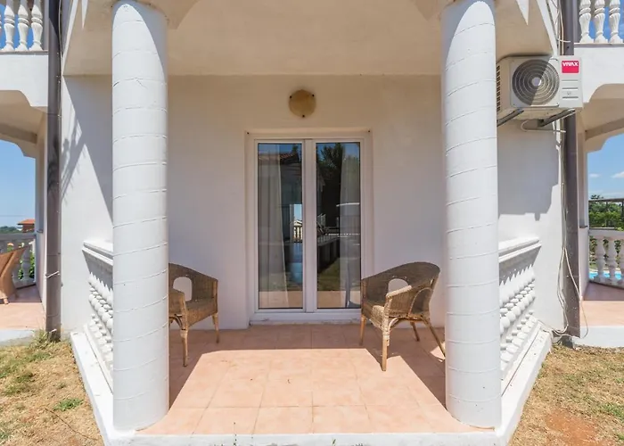 House With A Swimming Pool Radmani, - 16440 Πόρετς