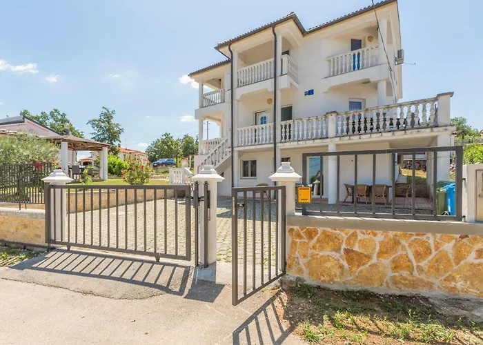 House With A Swimming Pool Radmani, - 16440 *