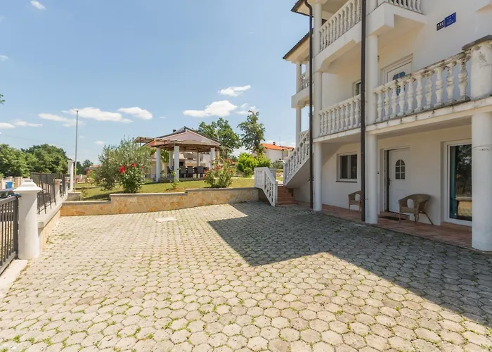 House With A Swimming Pool Radmani, - 16440 Πόρετς